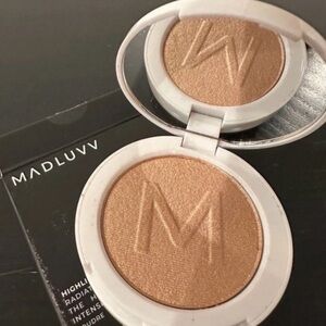 Makeup By Mario Soft Glow Highlighter in Golden- 4.53G/0.16OZ New in box